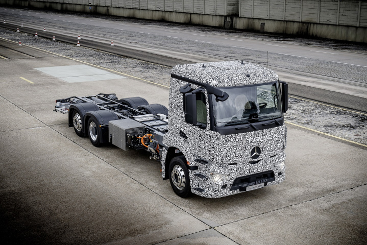 The Mercedes-Benz Urban eTruck is based on a heavy-duty, three-axle short-radius Mercedes-Benz distribution truck. The Mercedes-Benz Urban eTruck is based on a heavy-duty, three-axle short-radius Mercedes-Benz distribution truck.