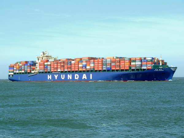 Hyundai’s KMS service made her maiden call to Abu Dhabi’s main port on Saturday 5th September with the 6,800 TEU ‘Hyundai Bangkok’. Hyundai’s KMS service made her maiden call to Abu Dhabi’s main port on Saturday 5th September with the 6,800 TEU ‘Hyundai Bangkok’.