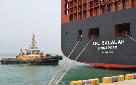 The APL Salalah is capable of carrying 10,700 TEU. The APL Salalah is capable of carrying 10,700 TEU.