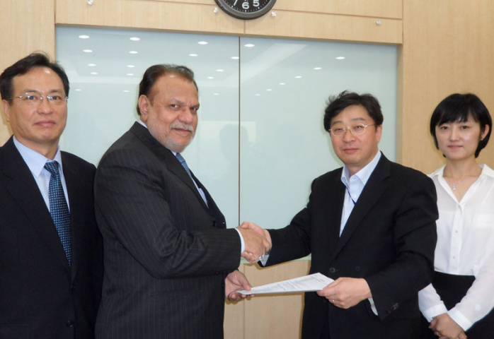 L to R, J.H. Yu (Almajdouie Korea representative), S. I. Mustafa (vice president - Almajdouie) and My Chung and Jina Kim, (Doosan Corporation Glonet) L to R, J.H. Yu (Almajdouie Korea representative), S. I. Mustafa (vice president - Almajdouie) and My Chung and Jina Kim, (Doosan Corporation Glonet)