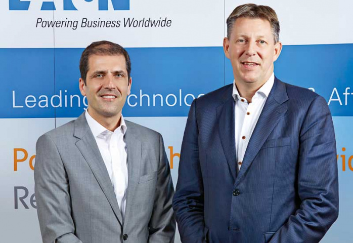 Intertruck's Marcel van Eeuwen and Eaton's Eric Zahrai. Intertruck's Marcel van Eeuwen and Eaton's Eric Zahrai.