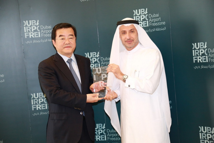 Meeting with the visiting delegation in the presence of Li Lingbing, consul-general of the People's Republic of China in Dubai, Dr. Mohammed Al Zarooni, director general of DAFZA, underlined the competitive features which make the freezone the perfect environment for Chinese companies. Meeting with the visiting delegation in the presence of Li Lingbing, consul-general of the People's Republic of China in Dubai, Dr. Mohammed Al Zarooni, director general of DAFZA, underlined the competitive features which make the freezone the perfect environment for Chinese companies.