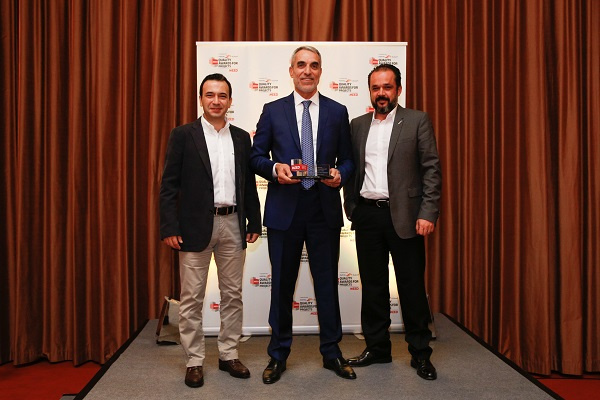 TAV Construction executives receiving the award (from left): Devrim Omer, TAV Construction, Hassan Hammadeh and Ismail Erturk TAV Construction executives receiving the award (from left): Devrim Omer, TAV Construction, Hassan Hammadeh and Ismail Erturk