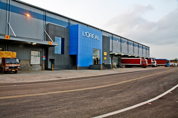 L’Oréal Middle East has a complex distribution system, delivering to big outlets such as Carrefour and Lulu, small boutiques, as well as salons and pharmacies. In Dubai alone, L’Oreal has 4,000 customers and a thousand points of delivery. L’Oréal Middle East has a complex distribution system, delivering to big outlets such as Carrefour and Lulu, small boutiques, as well as salons and pharmacies. In Dubai alone, L’Oreal has 4,000 customers and a thousand points of delivery.