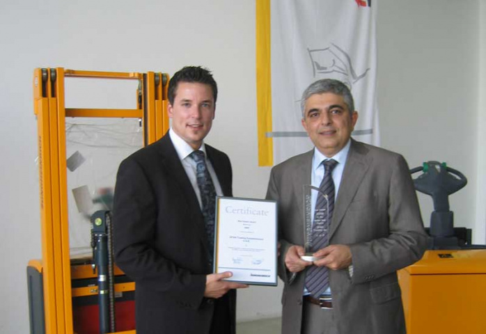 Jungheinrich's Christian Jargstroff presents the award to SPAN's Walid Daniel. Jungheinrich's Christian Jargstroff presents the award to SPAN's Walid Daniel.