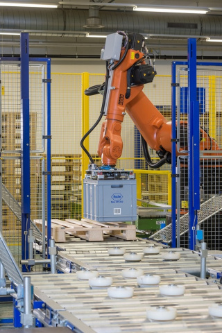 A total of 28 pallet stacker cranes are used to store and retrieve items in the fully automated logistics facility. A total of 28 pallet stacker cranes are used to store and retrieve items in the fully automated logistics facility.