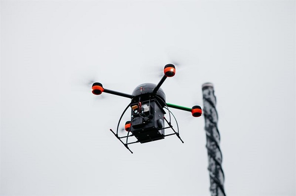 Multicopter with sensors (photograph taken by Aeromon Ltd.) Multicopter with sensors (photograph taken by Aeromon Ltd.)