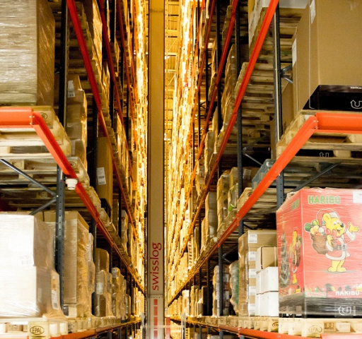 The Vectura pallet stacker crane has a modular structure and compact design that enables it to handle single-, double-, triple- and multi-deep layouts. The pallet stacker crane maximizes storage space and efficiently handles multiple pallet loads. The Vectura pallet stacker crane has a modular structure and compact design that enables it to handle single-, double-, triple- and multi-deep layouts. The pallet stacker crane maximizes storage space and efficiently handles multiple pallet loads.