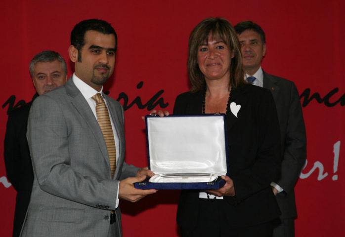 Mansoor Al Bastaki, regional manager -Europe at Economic Zones World, accepts the award. Mansoor Al Bastaki, regional manager -Europe at Economic Zones World, accepts the award.