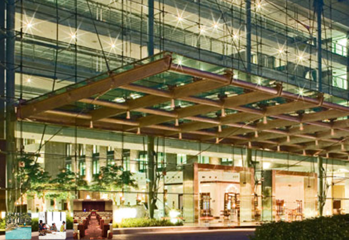 Novotel Suvarnabhumi claims the largest hotel lobby in the world. Novotel Suvarnabhumi claims the largest hotel lobby in the world.