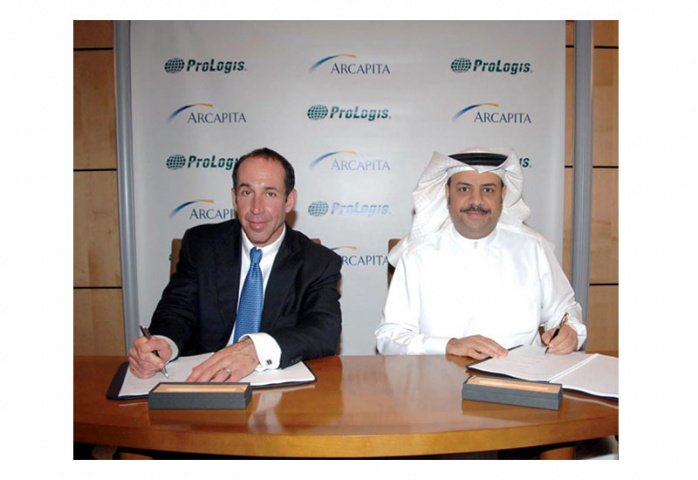 Jeff Schwartz from ProLogis signs a contract with Atif Abdulmalik from Arcapita. Jeff Schwartz from ProLogis signs a contract with Atif Abdulmalik from Arcapita.