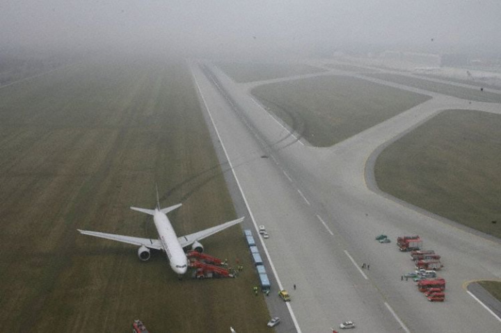 The pilots were able to bring the airliner safely to a stop, but its tires were shredded in the process (image illustrative). The pilots were able to bring the airliner safely to a stop, but its tires were shredded in the process (image illustrative).