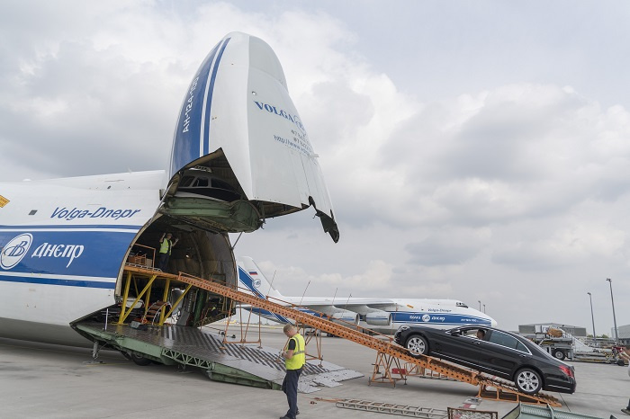 The two-tier platform enables cars and 4x4s to be driven onboard the An-124-100 and parked safely inside its spacious cargo cabin. The two-tier platform enables cars and 4x4s to be driven onboard the An-124-100 and parked safely inside its spacious cargo cabin.
