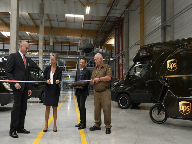 The French Minister of Transportation, Elisabeth Borne, the mayors of both Corbeil-Essonnes and Évry, and other dignitaries attended the opening ceremony. The French Minister of Transportation, Elisabeth Borne, the mayors of both Corbeil-Essonnes and Évry, and other dignitaries attended the opening ceremony.