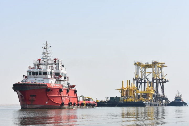 Mammoet, Astro, Barge, Tug, Middle east Mammoet, Astro, Barge, Tug, Middle east