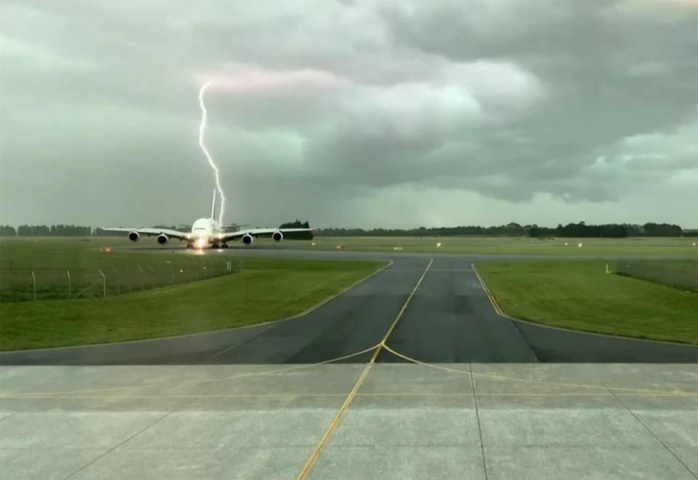 Emirates, VIDEO, Lightning, Storm, New zealand Emirates, VIDEO, Lightning, Storm, New zealand