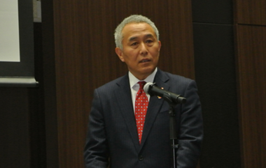 Representative director, senior managing executive officer, Atsuo Asano, speaking at the debriefing session. Representative director, senior managing executive officer, Atsuo Asano, speaking at the debriefing session.