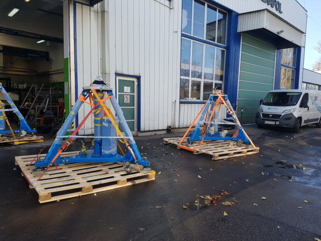Shipment of special aeronautic lifters for raising an Embrayer E190 aircraft stacked in Botswana. Shipment of special aeronautic lifters for raising an Embrayer E190 aircraft stacked in Botswana.