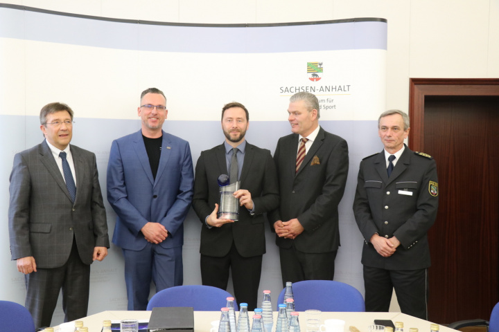 Jürgen Schmökel (Director of the Saxony-Anhalt State Criminal Investigation Office), Thorsten Neumann (TAPA), Marko Schnabel (Project Cargo LKA), Holger Stahlknecht (Minister for Home Affairs and Sport Saxony-Anhalt), and Karl-Albert Grewe (State Police Director Saxony-Anhalt). Jürgen Schmökel (Director of the Saxony-Anhalt State Criminal Investigation Office), Thorsten Neumann (TAPA), Marko Schnabel (Project Cargo LKA), Holger Stahlknecht (Minister for Home Affairs and Sport Saxony-Anhalt), and Karl-Albert Grewe (State Police Director Saxony-Anhalt).