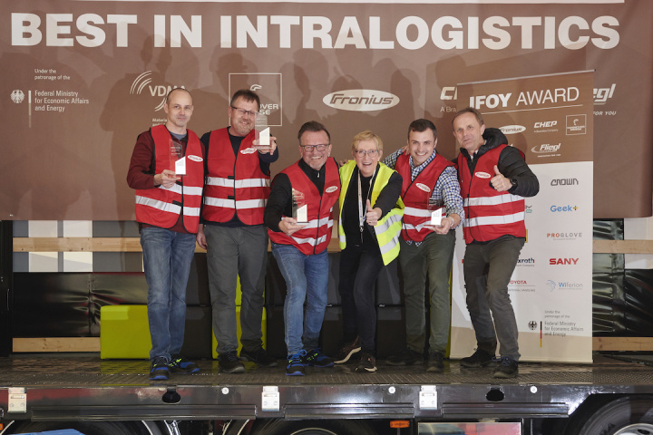 Four BMW forklift drivers put the IFOY innovations through their paces and were honoured as VIP testers. On the picture (from left to right): BMW driver Marco Forchhammer, Johann Ruland, Harald Grzeschik, IFOY jury chairperson Anita Würmser, BMW driver Alexander Kühn and Marcus Wollens, Vice President Steering Production, Production System, Controlling, Logistics at the BMW plant in Regensburg. Four BMW forklift drivers put the IFOY innovations through their paces and were honoured as VIP testers. On the picture (from left to right): BMW driver Marco Forchhammer, Johann Ruland, Harald Grzeschik, IFOY jury chairperson Anita Würmser, BMW driver Alexander Kühn and Marcus Wollens, Vice President Steering Production, Production System, Controlling, Logistics at the BMW plant in Regensburg.