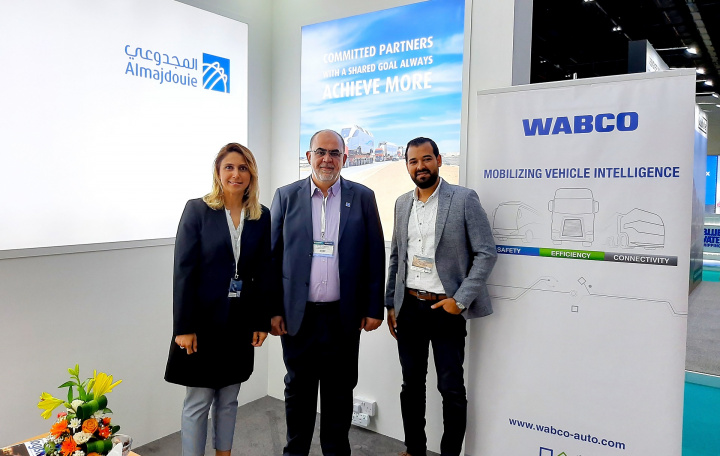 Suzanna Perrier, WABCO’s Regional Sales Leader Digital Customer Services (DCS) EMEA, Almajdouie Logistics’ Heavy Lift General Manager, Eyad Hamzah Arafah and Osama Mohamed Zeid, Account Manager WABCO DCS Middle East at the signing ceremony. Suzanna Perrier, WABCO’s Regional Sales Leader Digital Customer Services (DCS) EMEA, Almajdouie Logistics’ Heavy Lift General Manager, Eyad Hamzah Arafah and Osama Mohamed Zeid, Account Manager WABCO DCS Middle East at the signing ceremony.